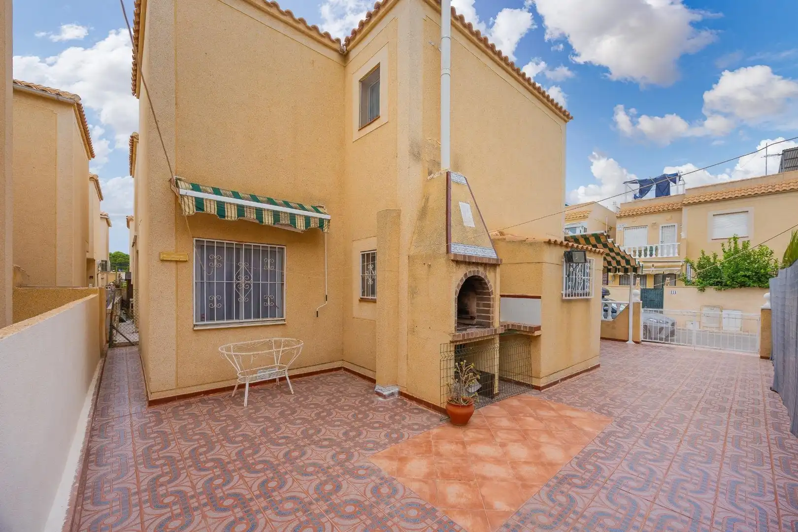 Vista exterior de Casa o xalet en venda en Torrevieja amb Aire condicionat, Jardí privat i Piscina