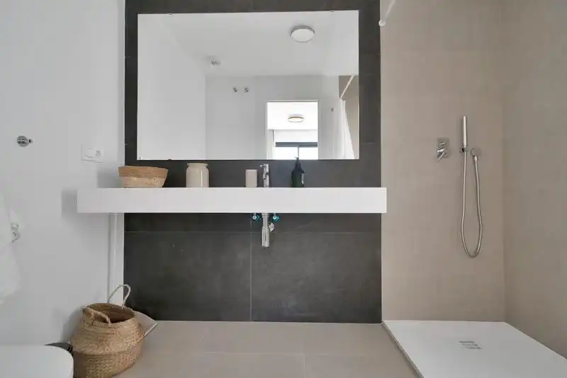 Baño de Casa adosada de alquiler en Estepona con Aire acondicionado, Jardín privado y Terraza