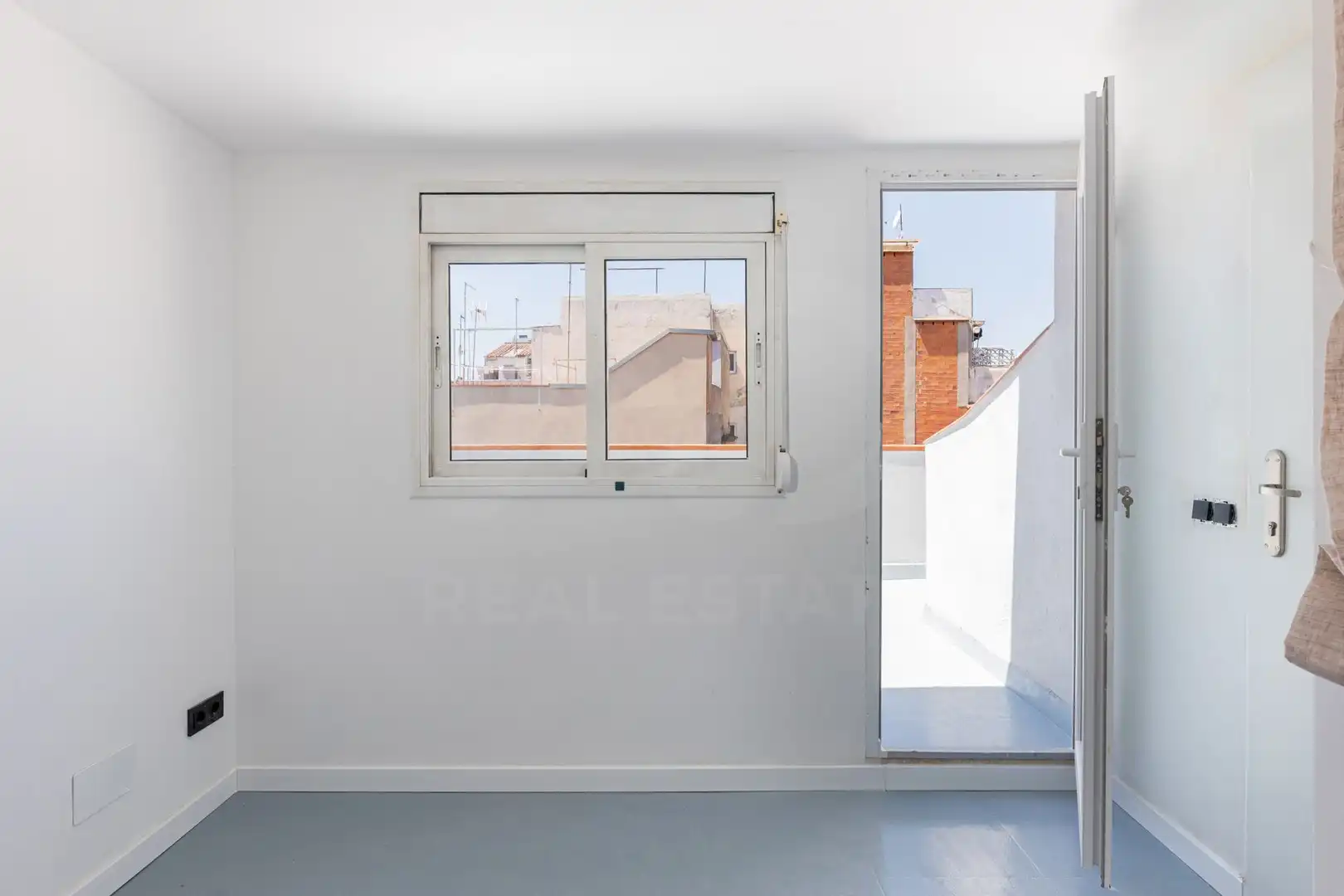 Terrasse von Einfamilien-Reihenhaus zum Verkauf in Badalona mit Klimaanlage, Heizung und Terrasse