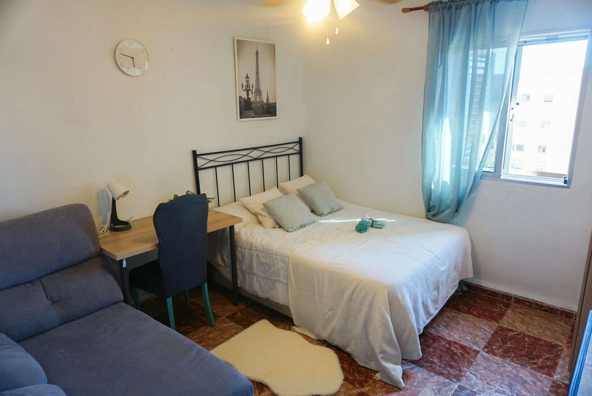 Bedroom of Flat to share in  Sevilla Capital  with Washing machine