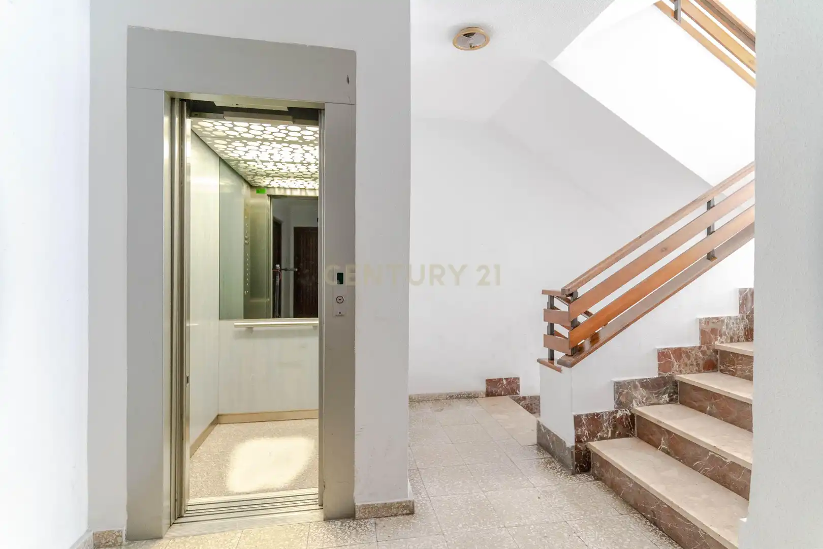 Apartament en venda en Granada amb Balcó