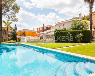 Vista exterior de Casa o xalet de lloguer en Paterna amb Calefacció, Jardí privat i Terrassa