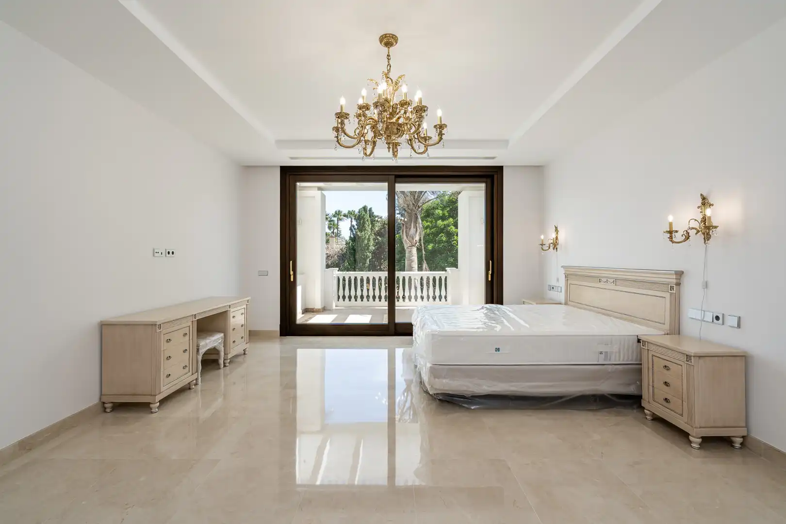 Dormitori de Casa o xalet en venda en Estepona amb Aire condicionat, Jardí privat i Terrassa