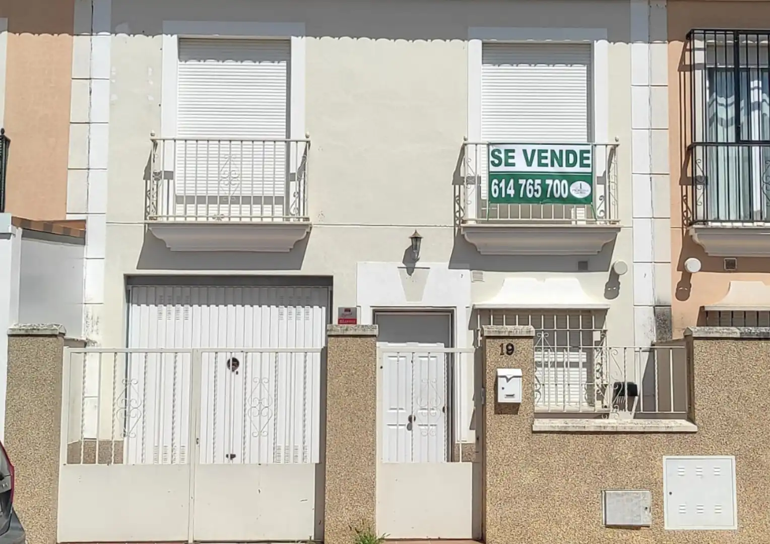 Außenansicht von Einfamilien-Reihenhaus zum Verkauf in La Carlota mit Terrasse, Ofen und Waschmaschine