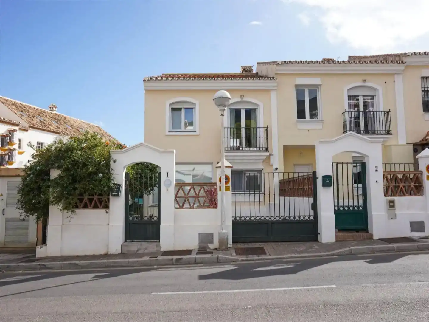 Vista exterior de Casa adosada en venda en Benalmádena amb Aire condicionat i Piscina