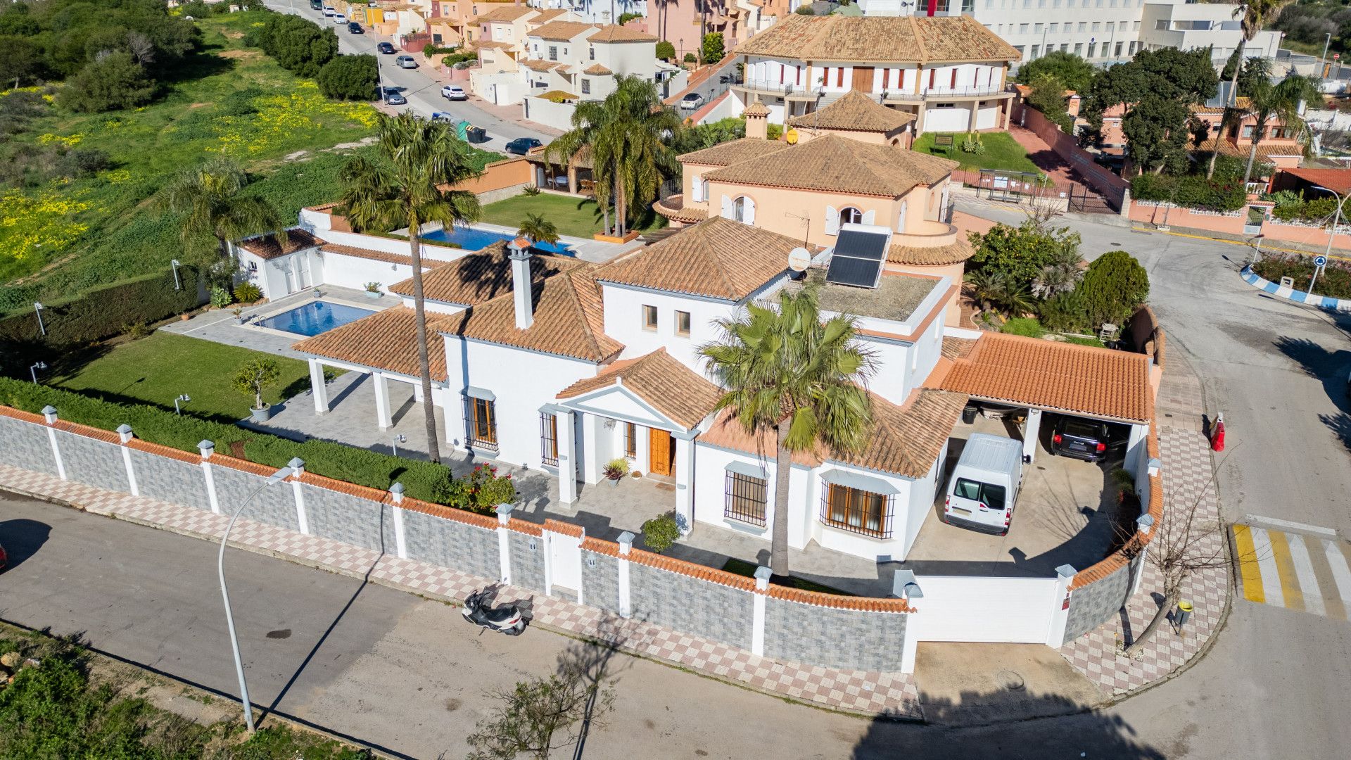 Vista exterior de Casa o xalet en venda en La Línea de la Concepción amb Jardí privat, Terrassa i Traster