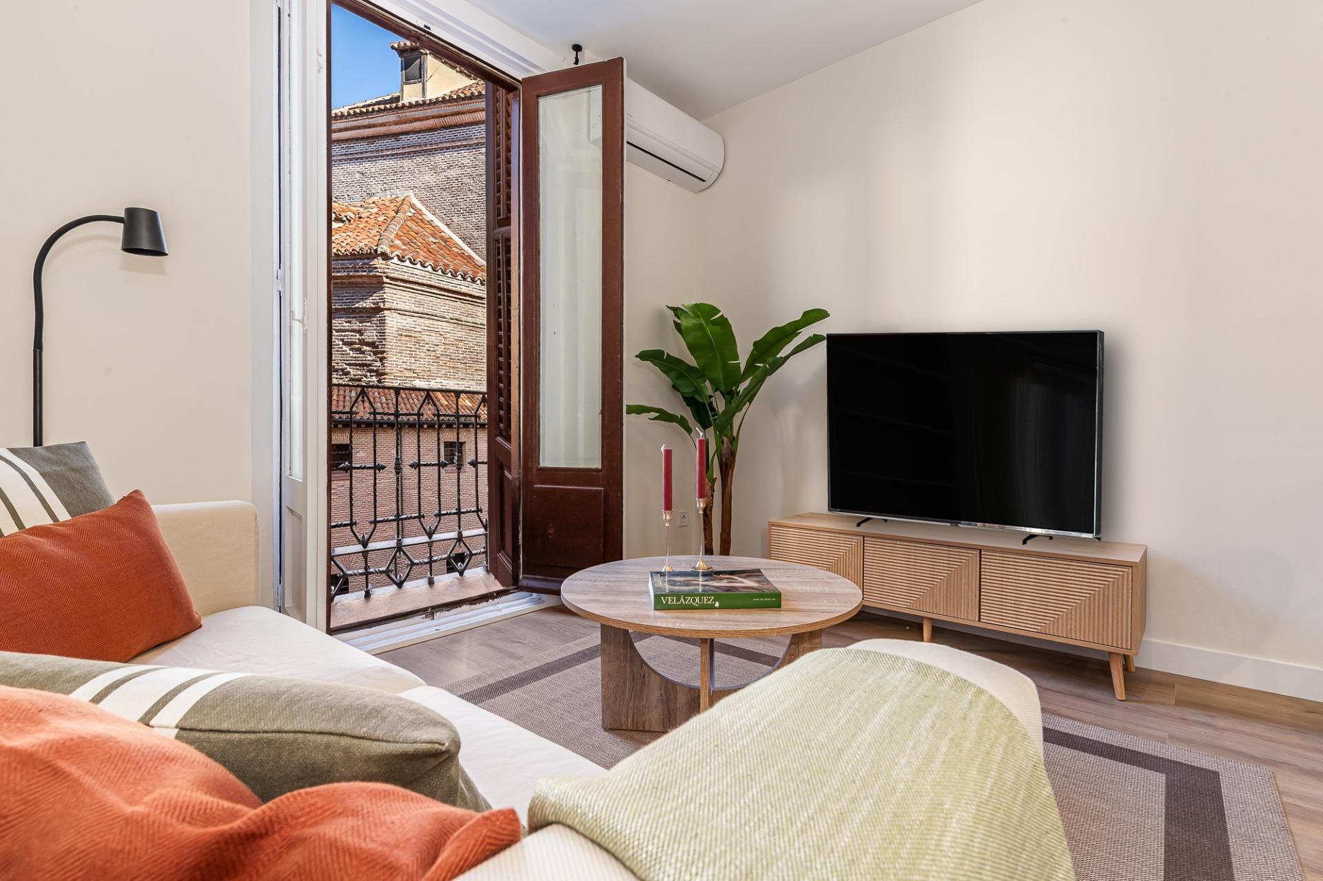 Living room of Flat to rent in  Madrid Capital  with Air Conditioner and Balcony