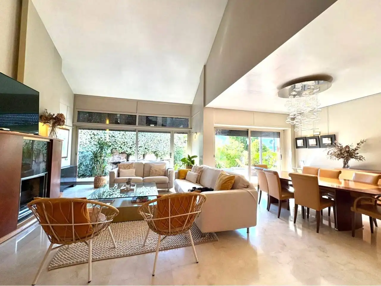 Sala d'estar de Casa o xalet en venda en Sant Cugat del Vallès amb Aire condicionat, Calefacció i Jardí privat