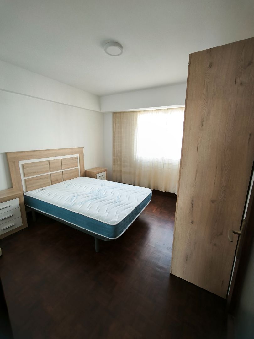 Dormitori de Pis de lloguer en A Coruña Capital  amb Parquet, Moblat i Forn