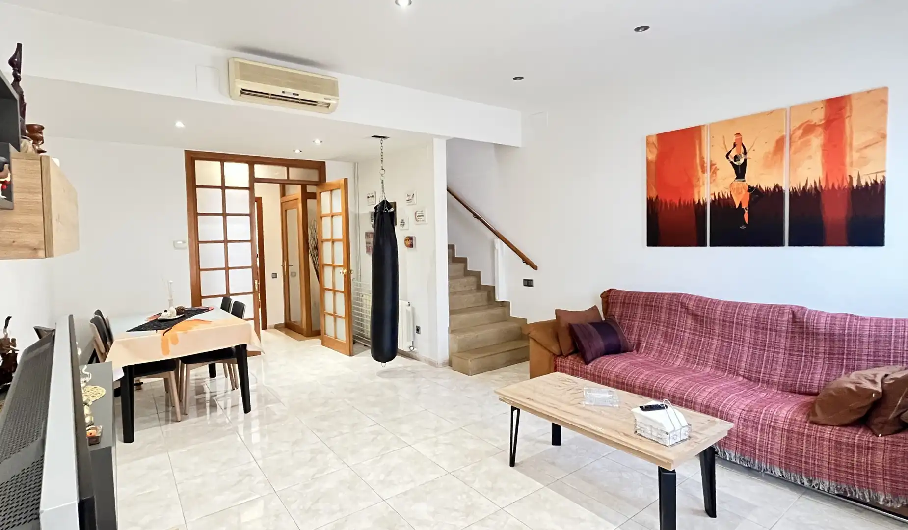 Wohnzimmer von Einfamilien-Reihenhaus zum Verkauf in Santa Coloma de Cervelló mit Klimaanlage, Heizung und Parkett