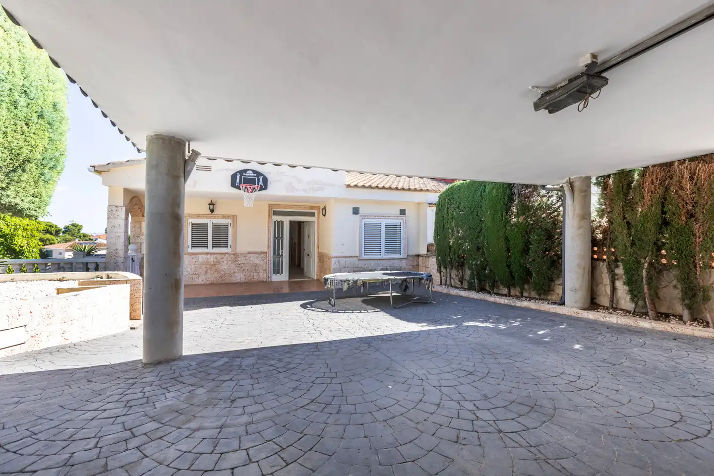 Vista exterior de Casa adosada en venda en Chiva amb Aire condicionat, Calefacció i Jardí privat