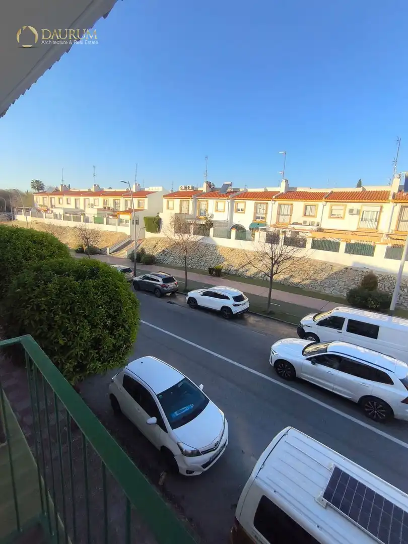 Vista exterior de Piso en venta en Tomares con Aire acondicionado, Calefacción y Terraza