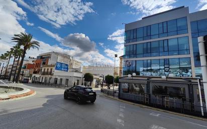 Vista exterior de Casa adosada en venda en Los Palacios y Villafranca amb Aire condicionat, Terrassa i Traster