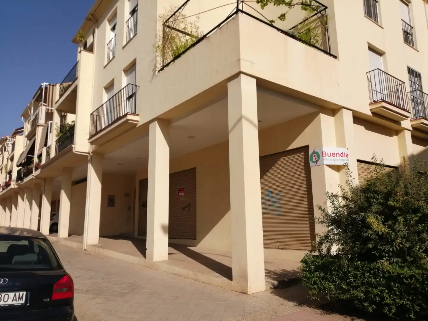 Vista exterior de Local en venta en Granada