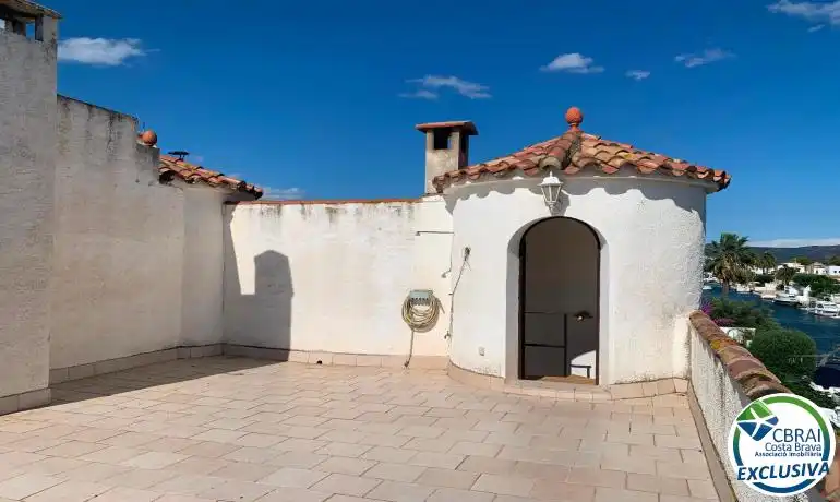 Vista exterior de Casa adosada en venda en Empuriabrava amb Traster i Moblat