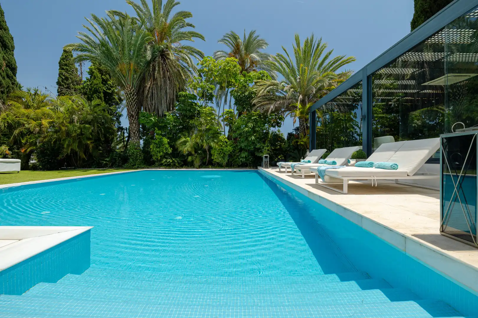 Piscina de Casa o xalet en venda en Nueva Andalucía