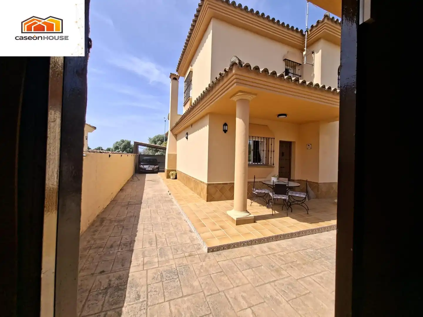 Vista exterior de Casa o xalet en venda en Chiclana de la Frontera amb Jardí privat