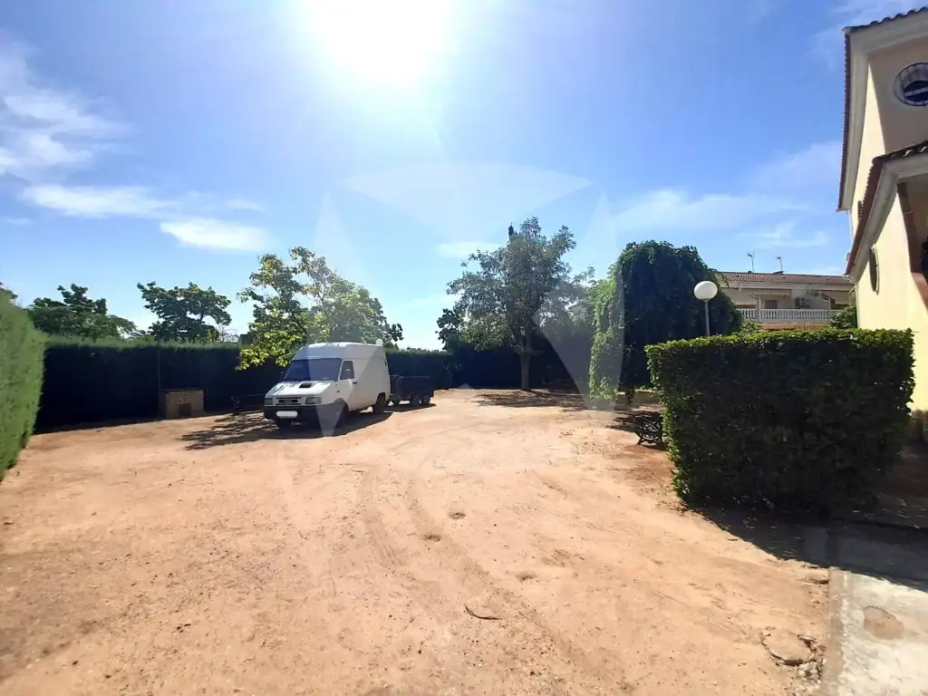 Aparcament de Casa adosada en venda en Badajoz amb Aire condicionat, Terrassa i Piscina