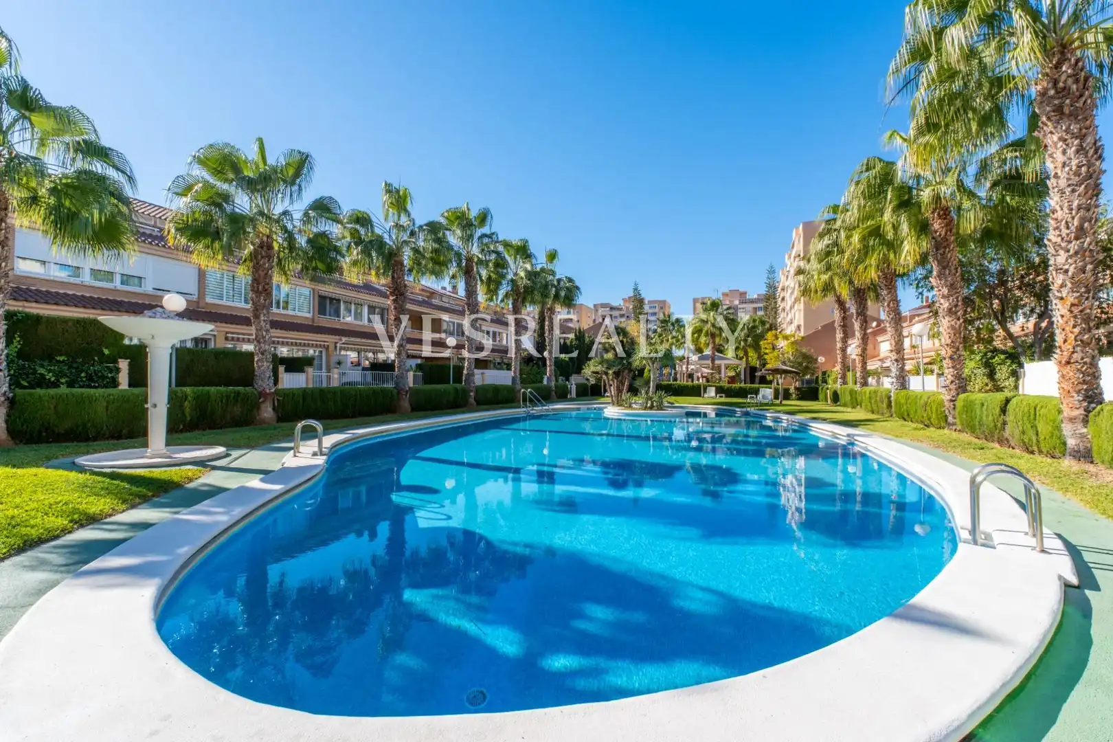 Vista exterior de Casa adosada en venda en Alicante / Alacant amb Aire condicionat, Calefacció i Jardí privat