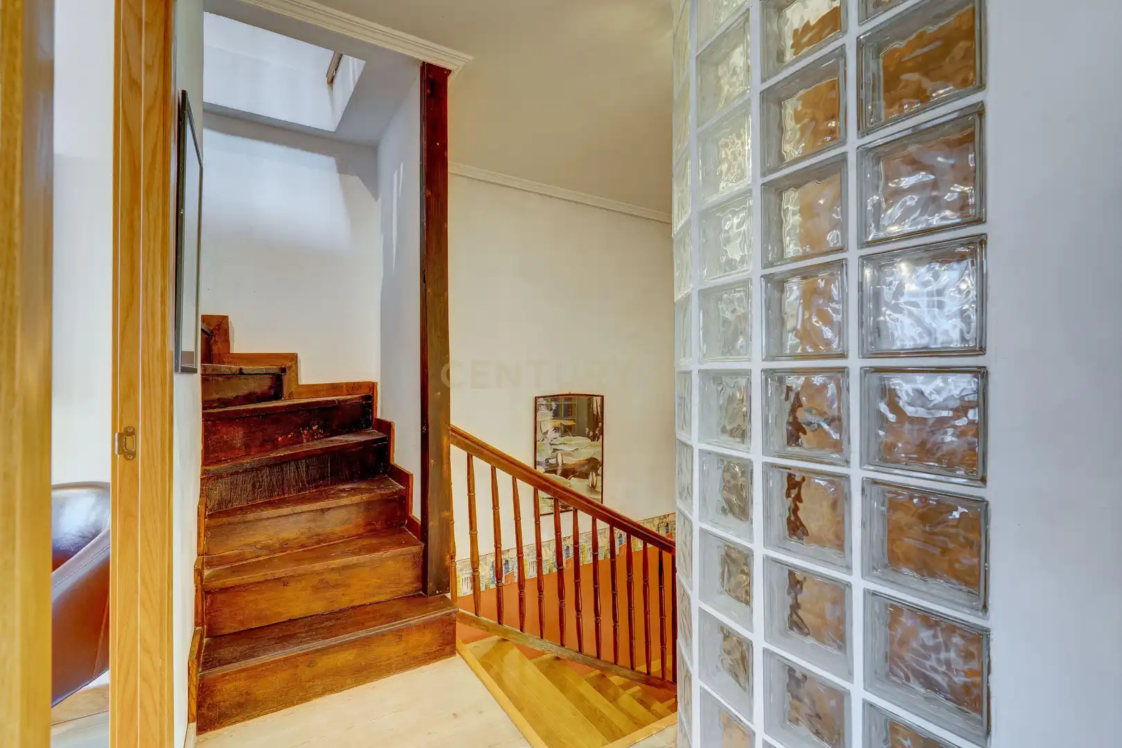 Einfamilien-Reihenhaus zum Verkauf in Anguciana mit Privatgarten, Abstellraum und Schwimmbad