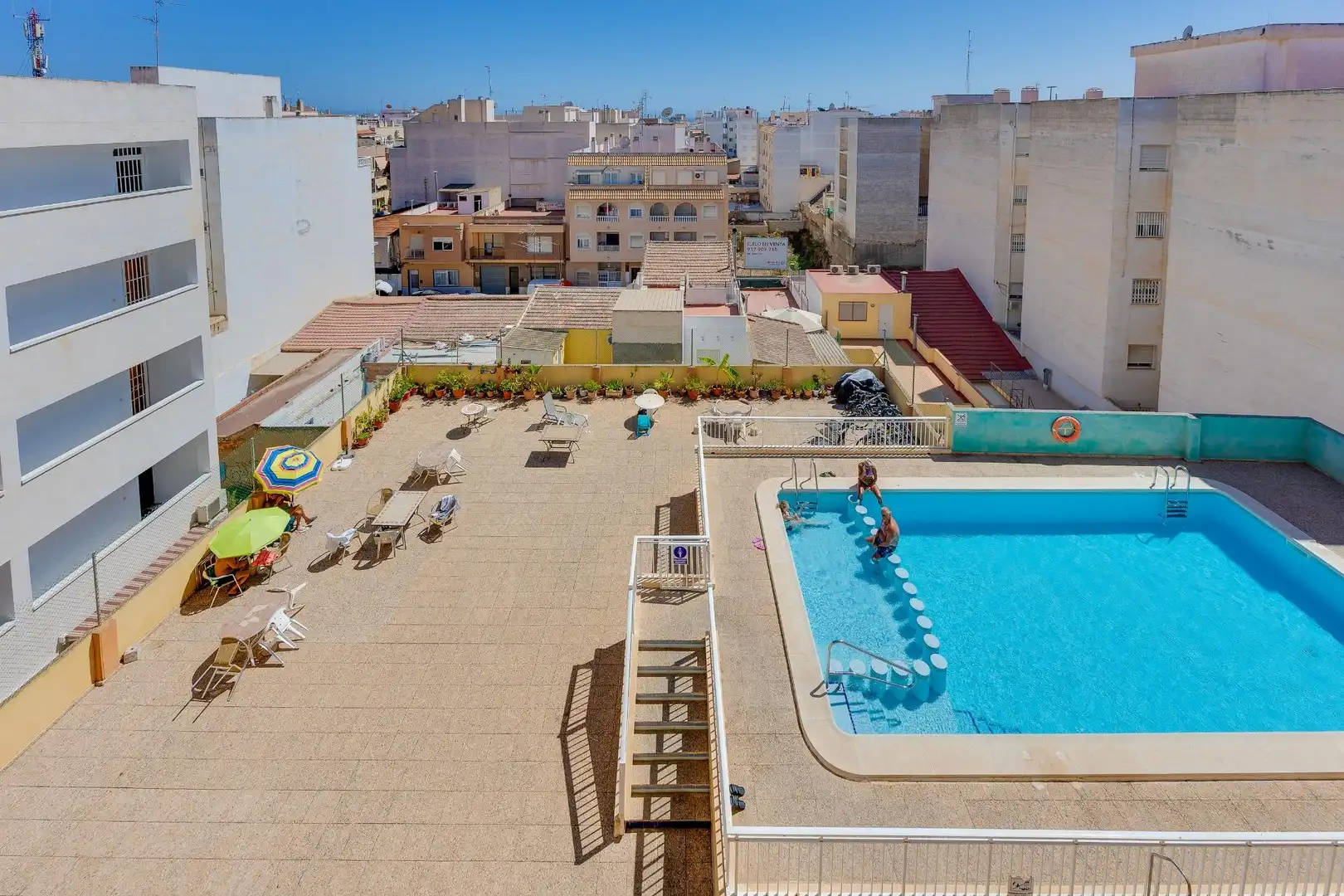 Piscina de Estudio en venta en Torrevieja con Terraza, Amueblado y Balcón