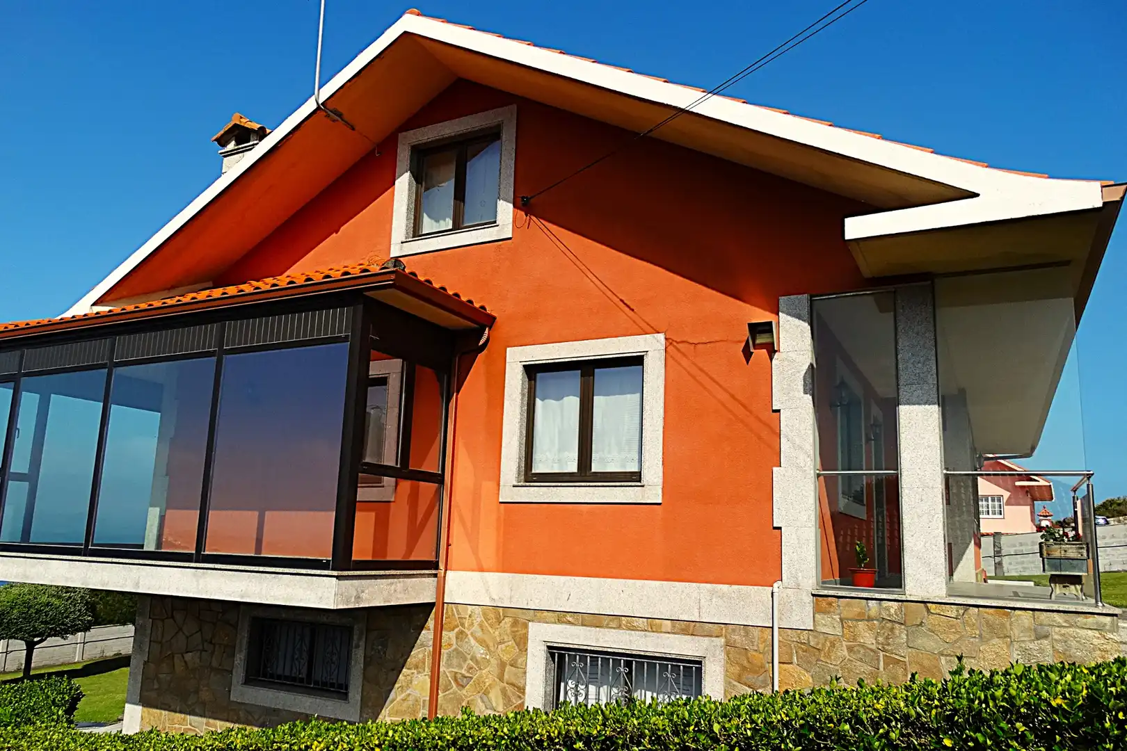Vista exterior de Casa o xalet en venda en Valdoviño amb Calefacció, Jardí privat i Parquet
