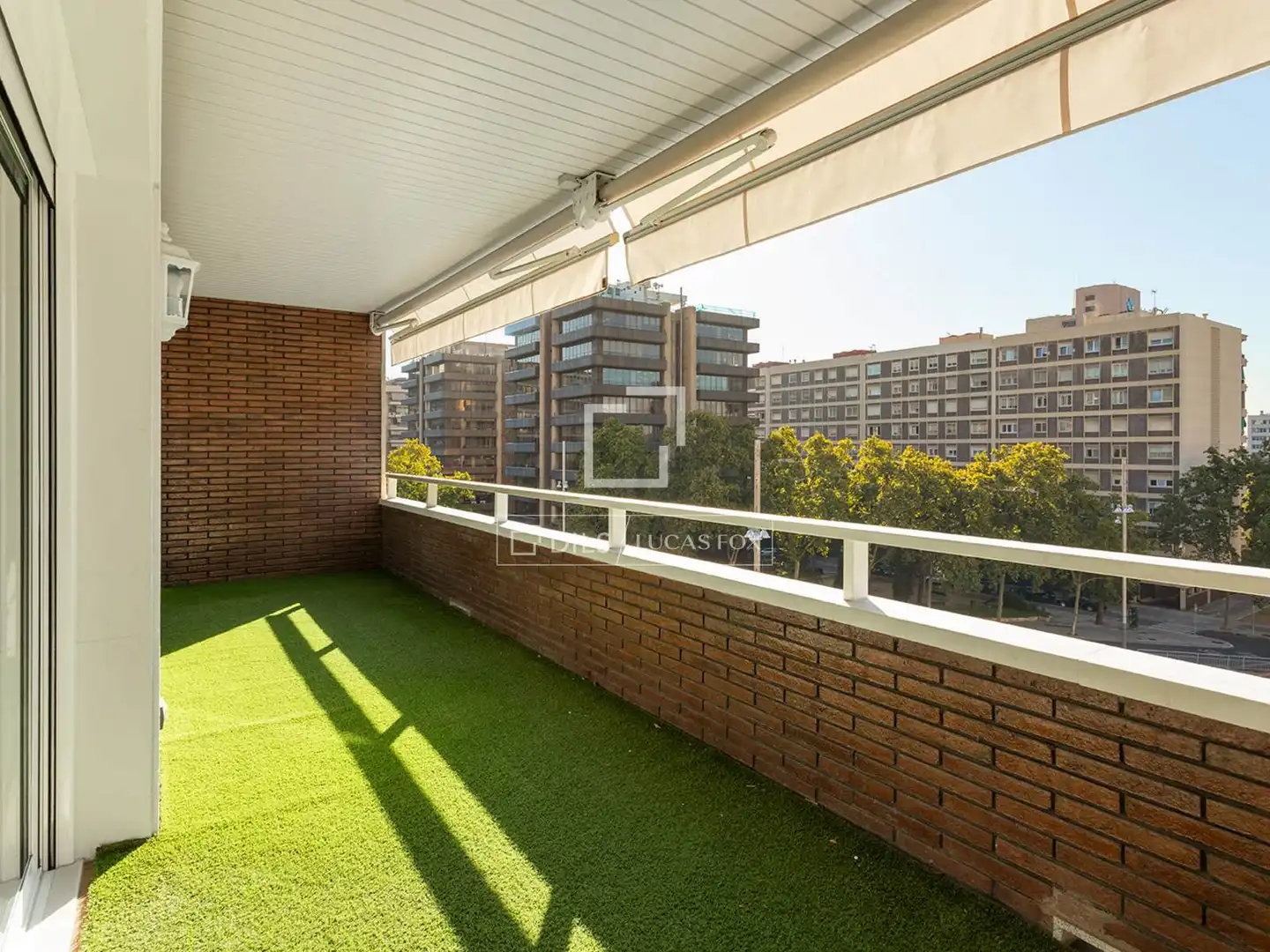Vista exterior de Pis en venda en Barcelona amb Aire condicionat, Terrassa i Balcó