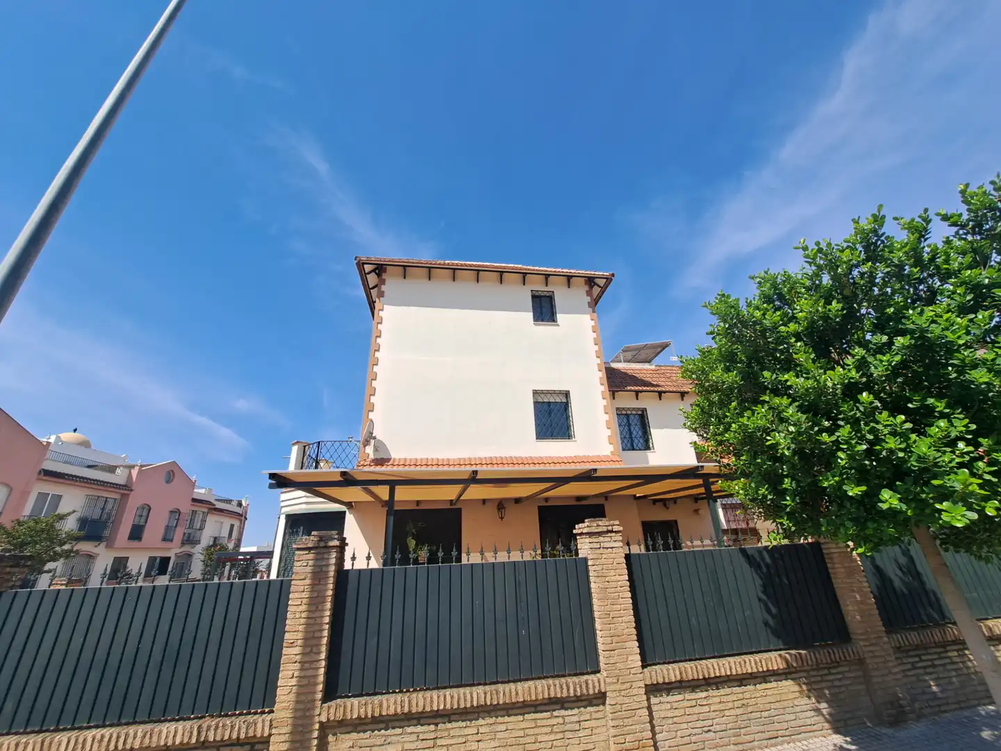 Vista exterior de Casa o xalet en venda en Dos Hermanas amb Aire condicionat, Terrassa i Forn