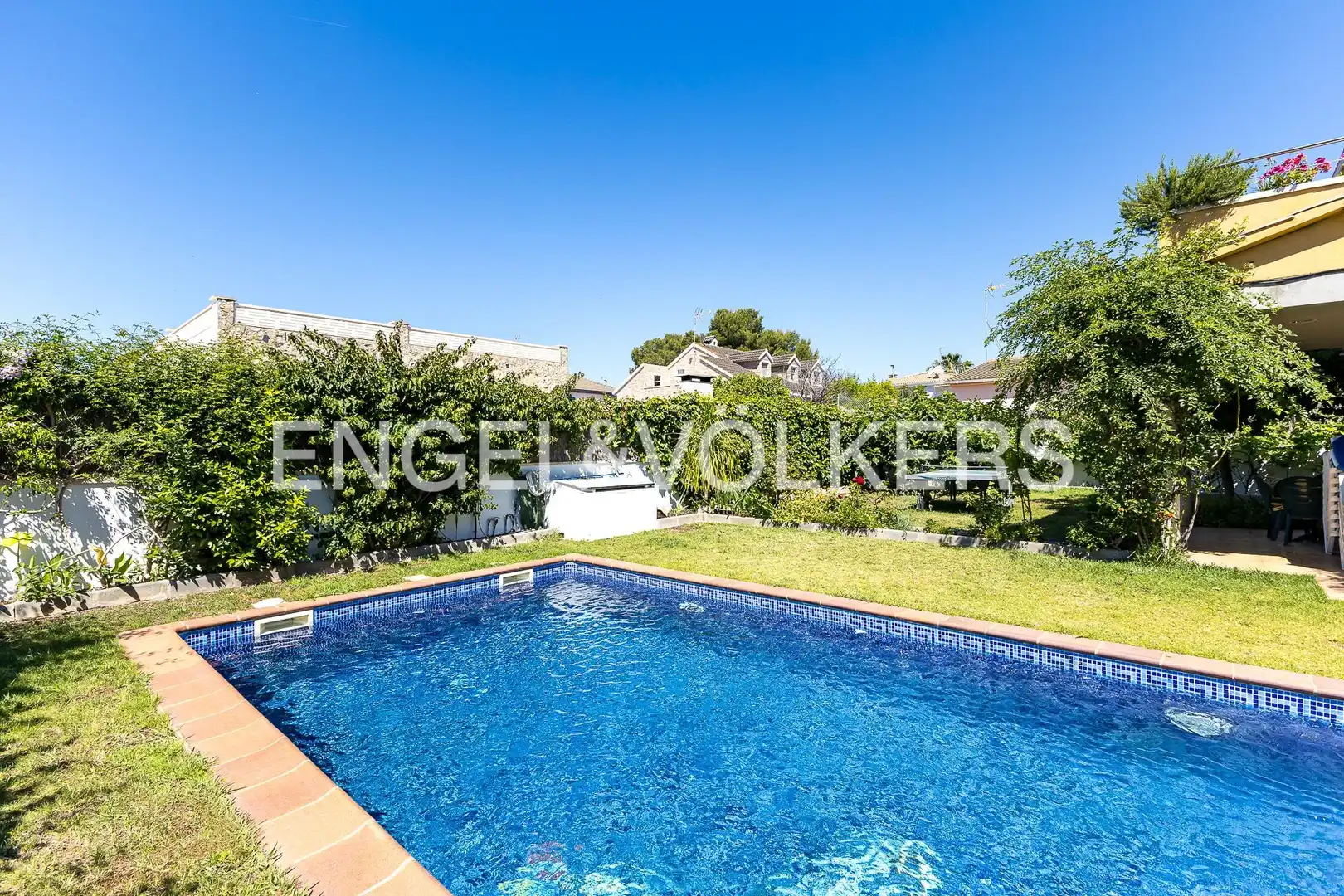 Piscina de Casa o xalet en venda en Cubelles amb Aire condicionat, Calefacció i Jardí privat