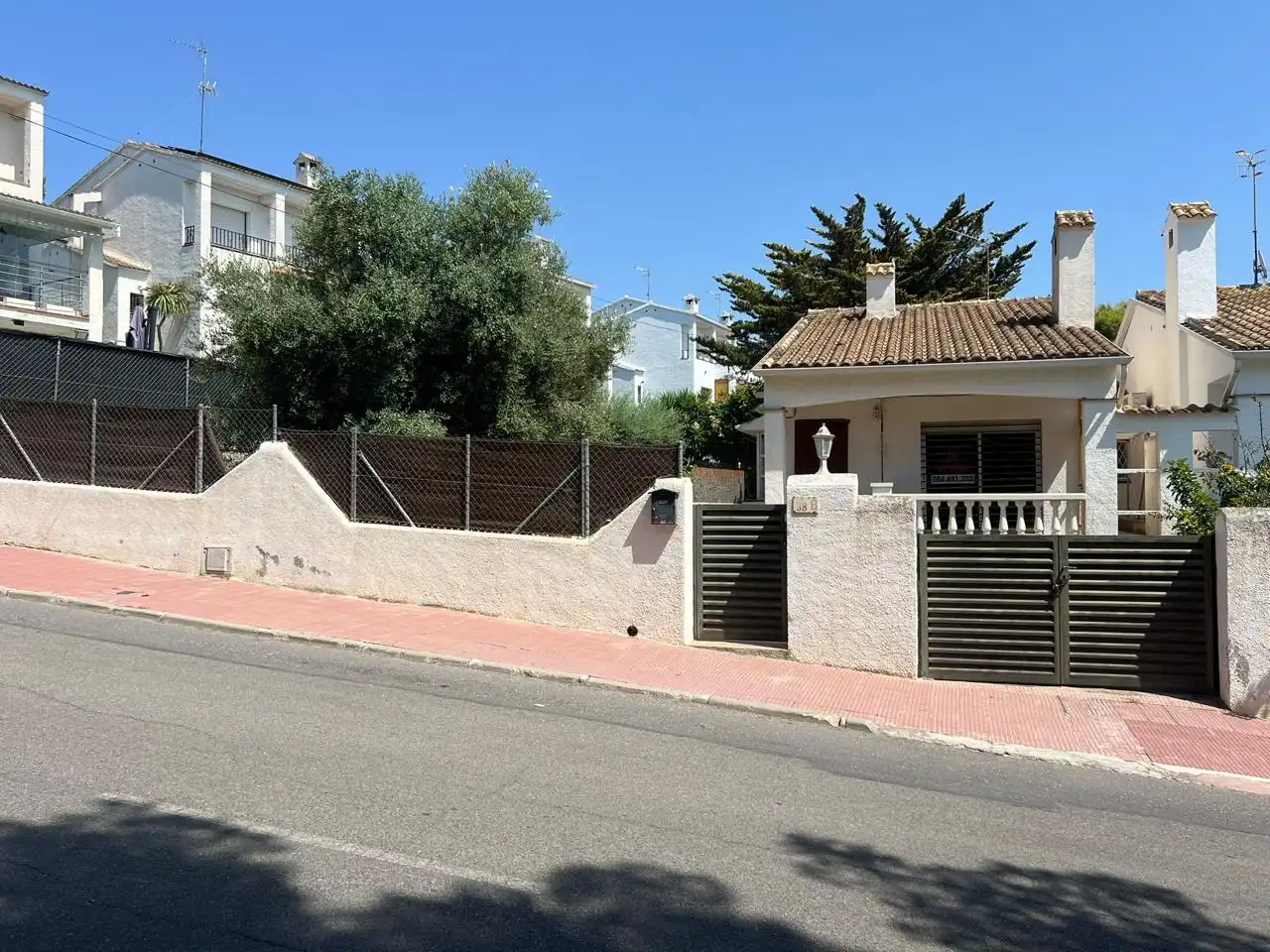 Vista exterior de Casa o xalet en venda en Cunit amb Jardí privat i Terrassa
