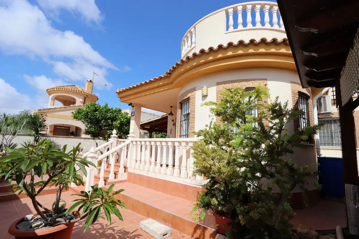 Vista exterior de Casa o xalet en venda en Murcia amb Aire condicionat, Jardí privat i Terrassa