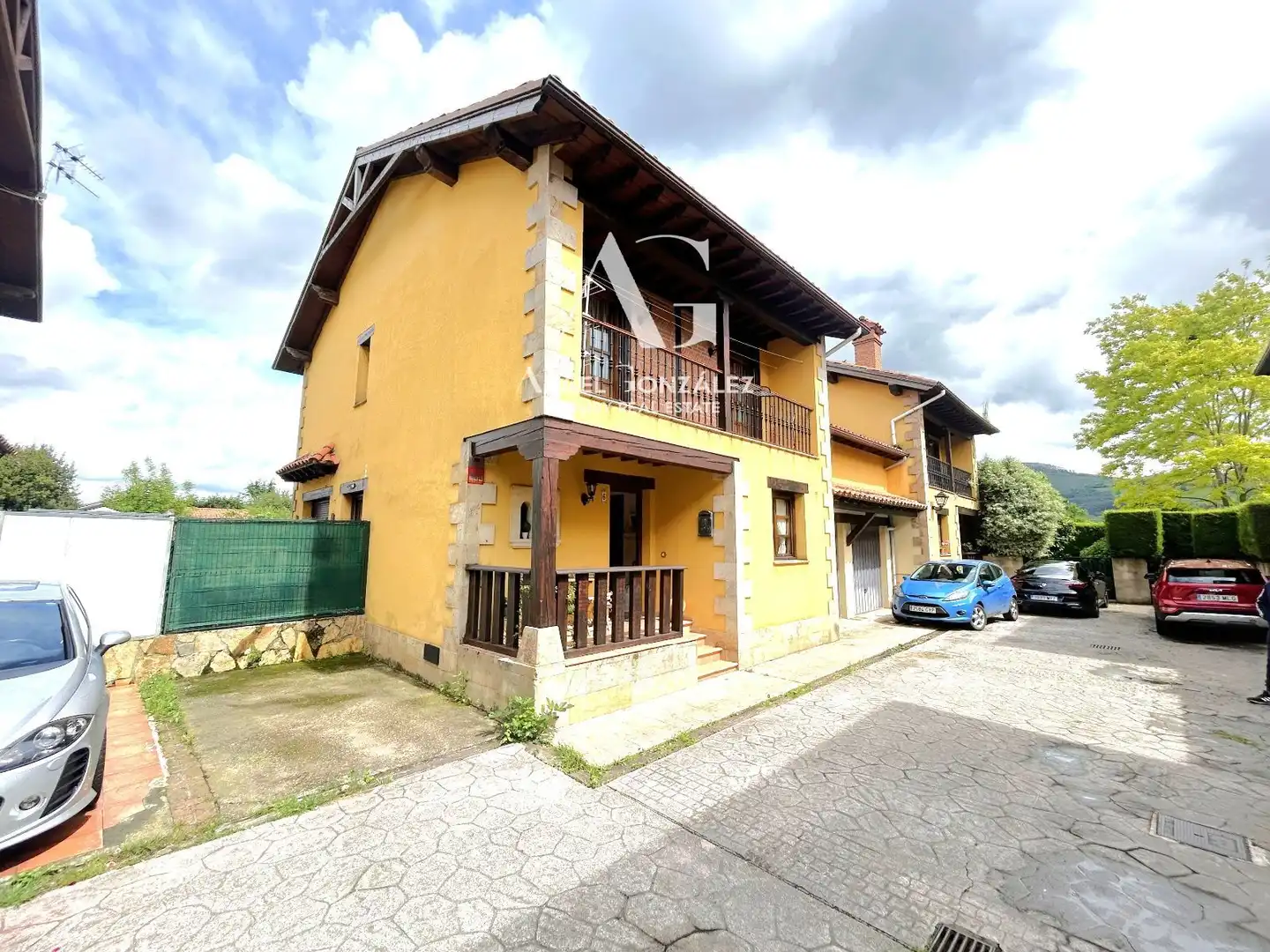 Vista exterior de Casa adosada en venta en Cabezón de la Sal con Calefacción, Jardín privado y Terraza