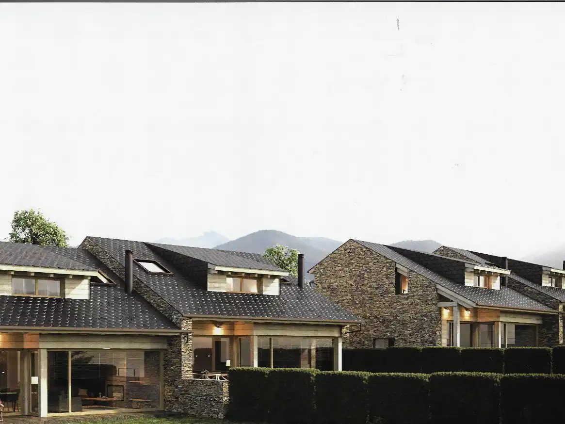 Casa pareada con jardín en venta en AV PIRINEUS 9