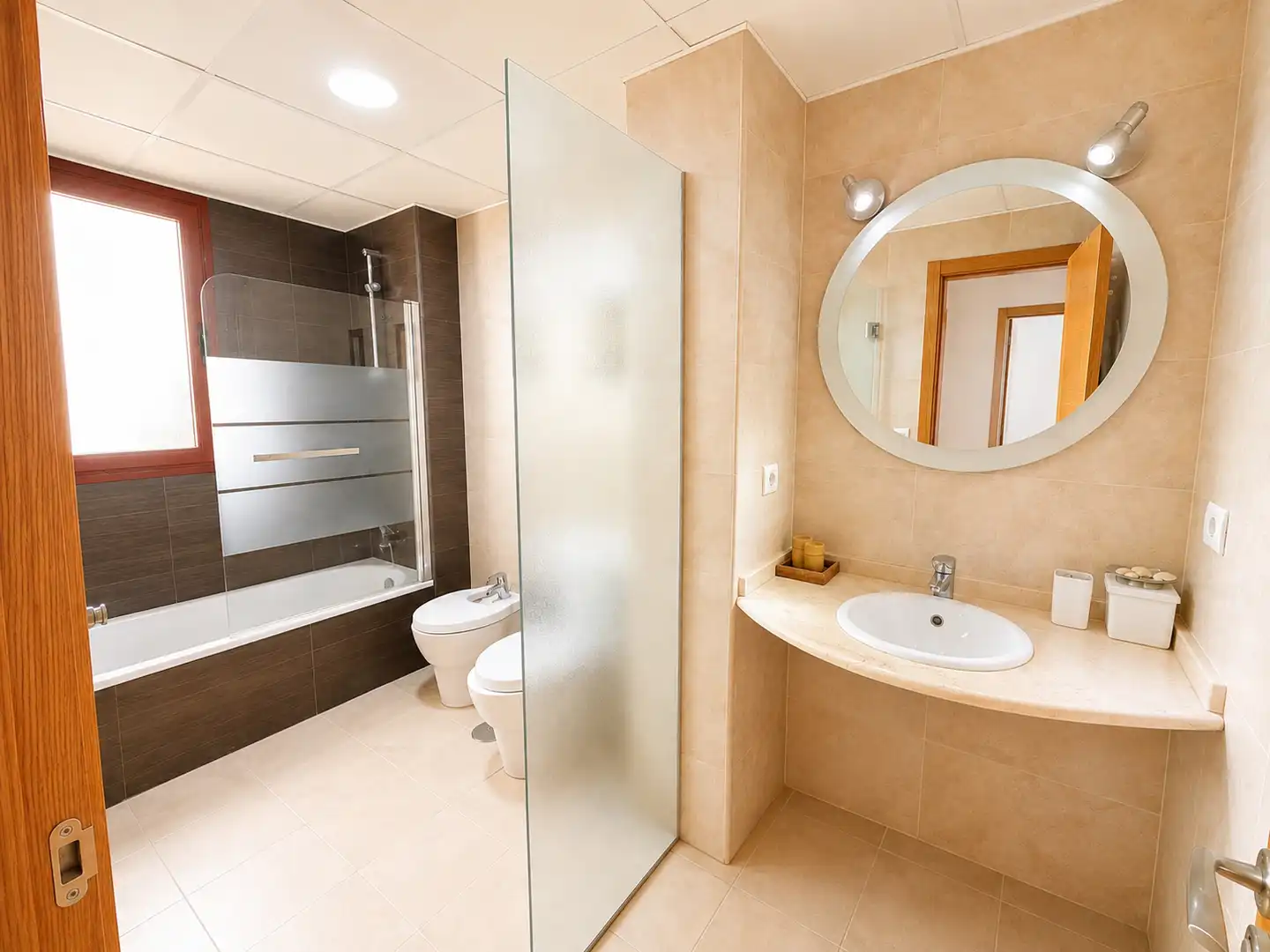 Bathroom of Flat for sale in Sevilla  with Air Conditioner and Community pool