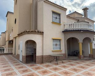 Vista exterior de Casa o xalet de lloguer en Orihuela amb Aire condicionat, Jardí privat i Terrassa