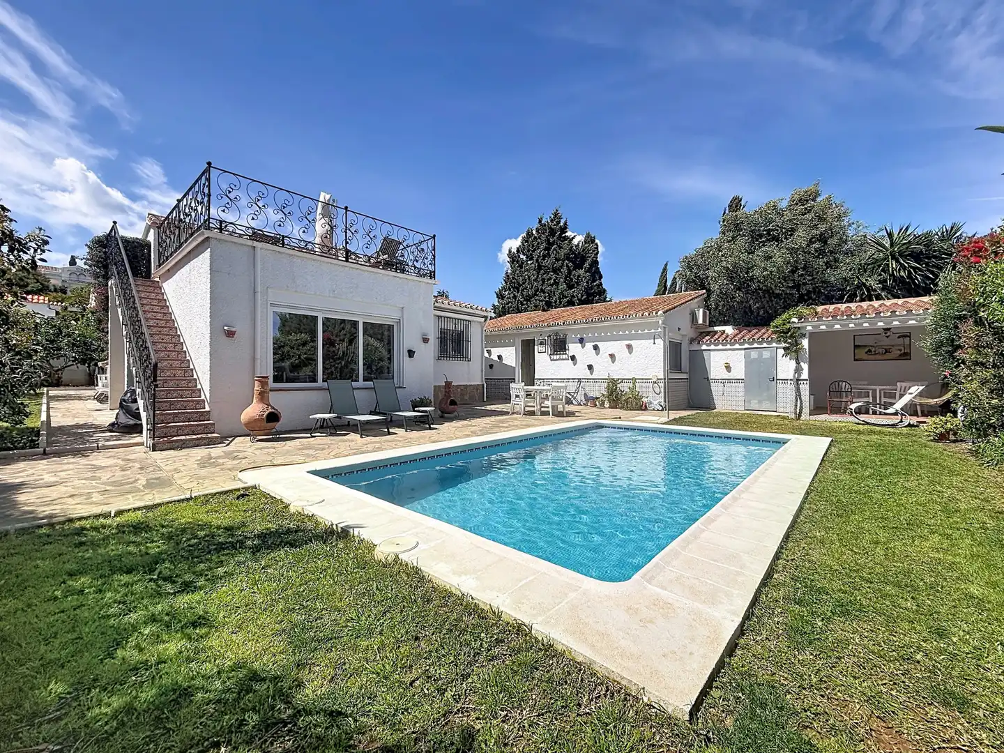 Vista exterior de Casa o xalet en venda en Manilva amb Aire condicionat, Jardí privat i Terrassa