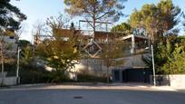 Vista exterior de Casa o xalet en venda en Cerdanyola del Vallès amb Aire condicionat, Calefacció i Jardí privat