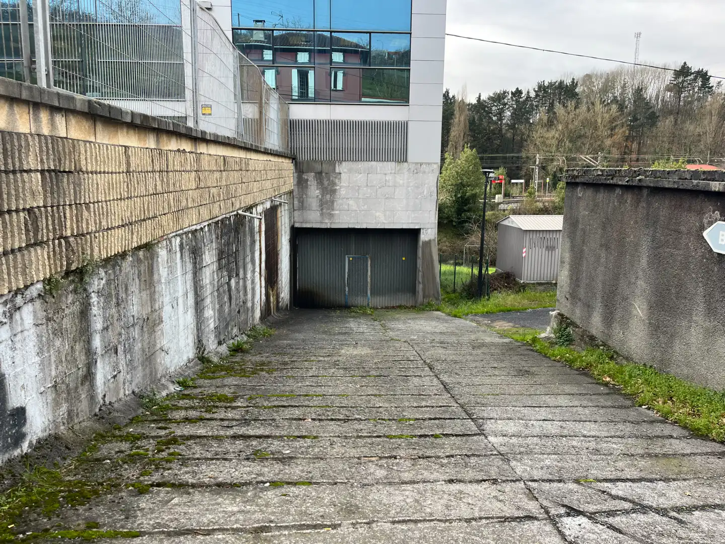 Parkplatz von Fabrikhallen zum Verkauf in Arrankudiaga / Zollo mit Heizung und Alarm