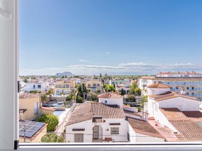 Vista exterior de Apartament en venda en Empuriabrava amb Aire condicionat, Terrassa i Balcó