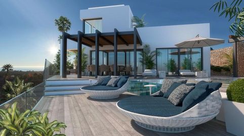 Villa con una ubicación única en Elviria, en la hermosa Costa del Sol. Esta propiedad se encuentra en una tranquila calle sin sali