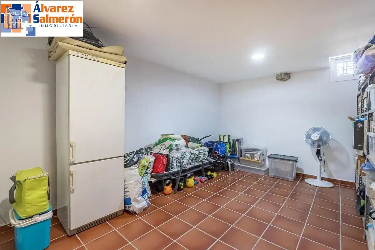 Einfamilien-Reihenhaus zum Verkauf in Granada mit Privatgarten, Terrasse und Schwimmbad
