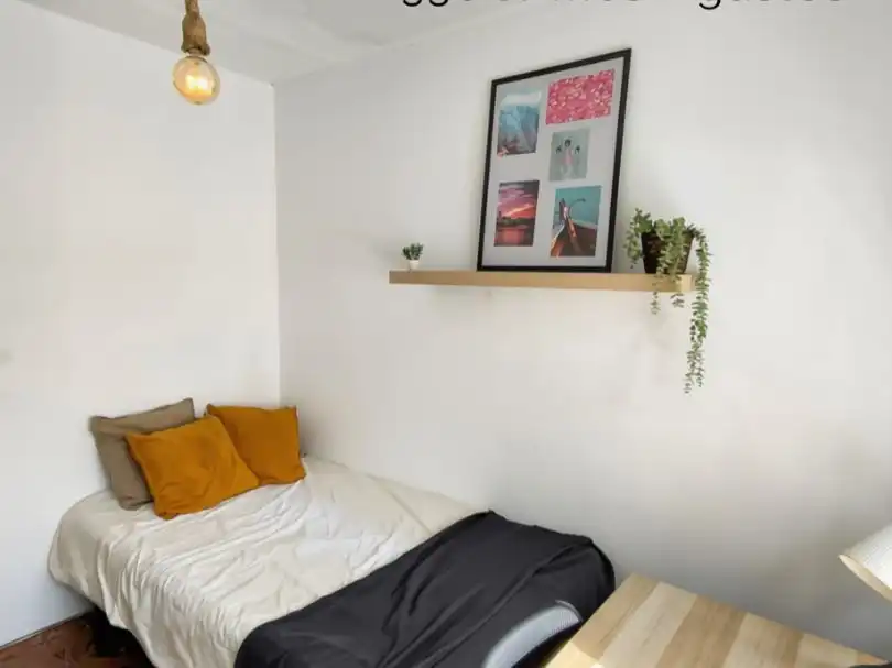 Bedroom of Flat for share in Guadalajara  with Heating, Parquet flooring and Furnished