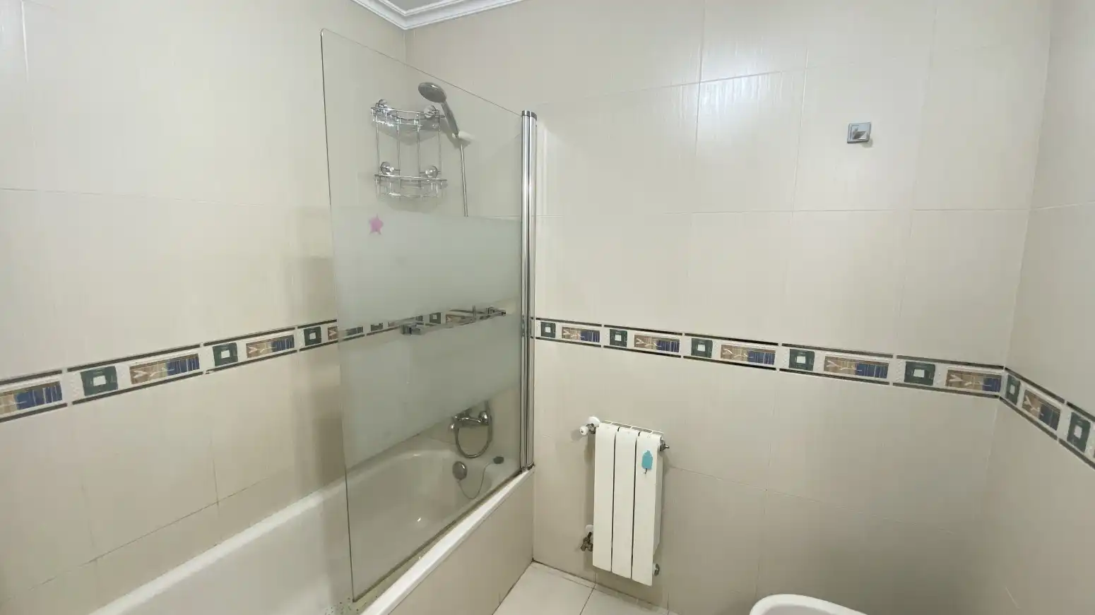 Badezimmer von Wohnung zum Verkauf in Entrambasaguas mit Heizung, Privatgarten und Terrasse