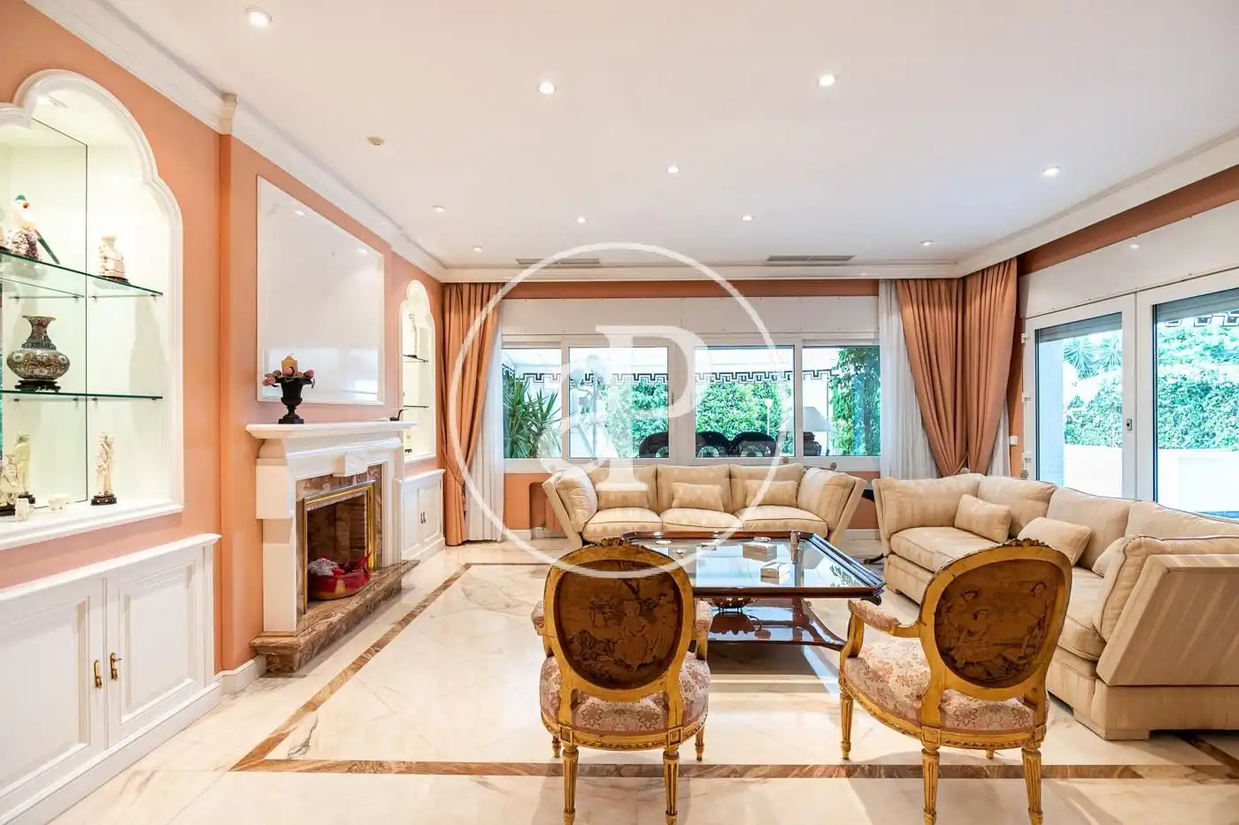 Wohnzimmer von Einfamilien-Reihenhaus zum Verkauf in Barcelona mit Klimaanlage, Heizung und Privatgarten