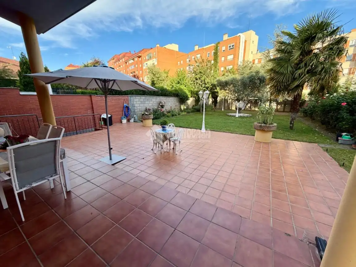 Jardí de Casa adosada en venda en León Capital  amb Aire condicionat, Calefacció i Terrassa