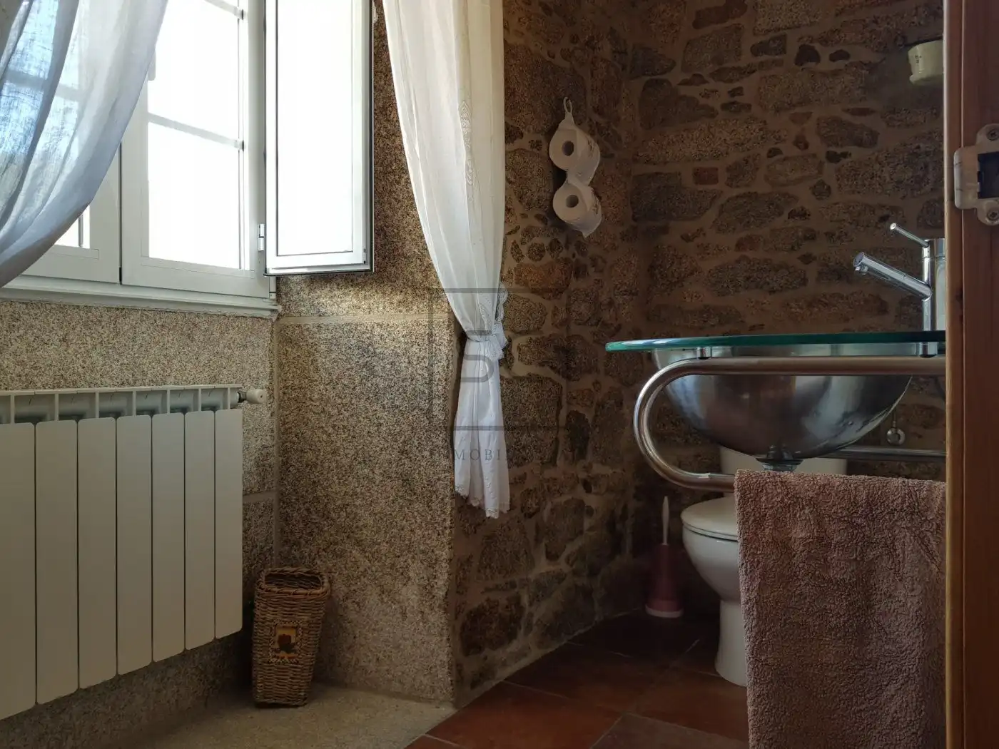 Badezimmer von Country house zum Verkauf in Laxe mit Heizung, Terrasse und Möbliert