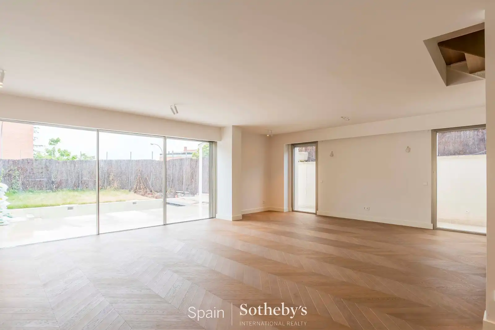 Sala d'estar de Casa adosada de lloguer en Madrid amb Aire condicionat, Calefacció i Jardí privat