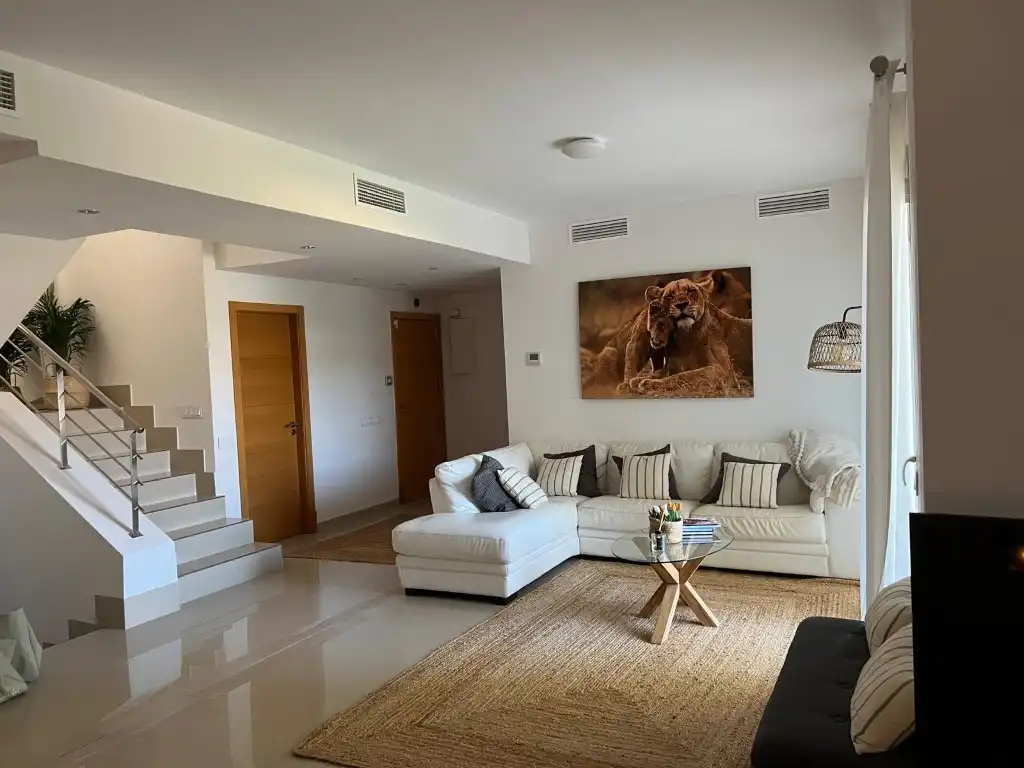 Wohnzimmer von Einfamilien-Reihenhaus zur Miete in Calvià mit Klimaanlage, Privatgarten und Terrasse