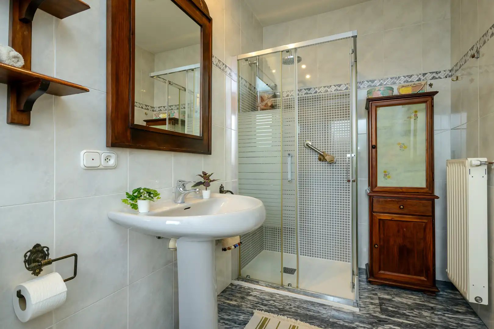 Baño de Casa o chalet en venta en Oviedo  con Calefacción, Jardín privado y Parquet