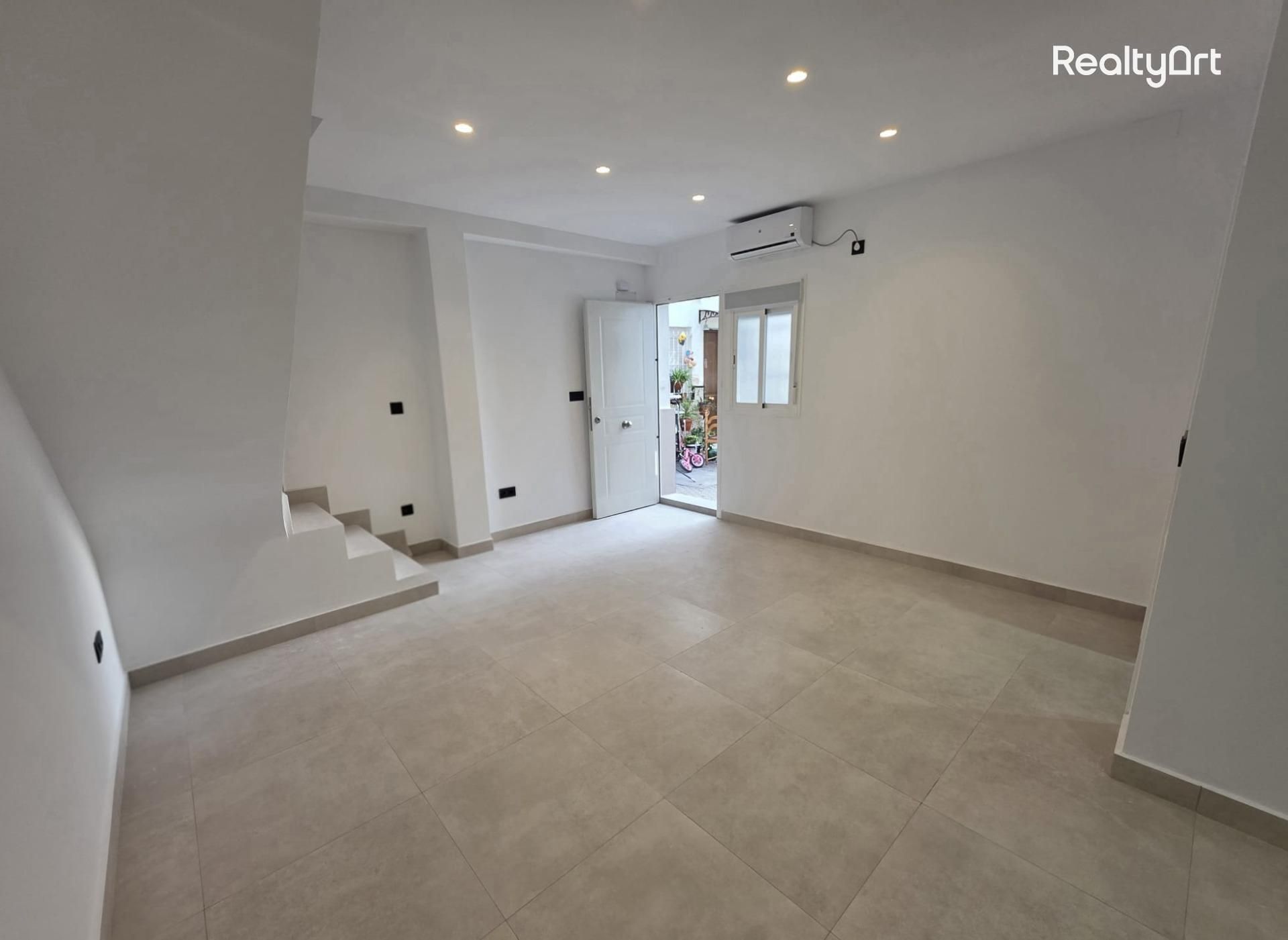 House or chalet for sale in  Sevilla Capital  with Air Conditioner and Terrace